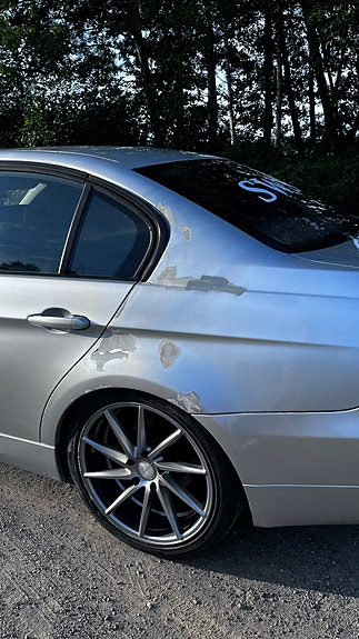 BMW 320i 7 of 17