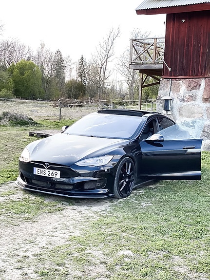 Tesla Model S 6 of 8