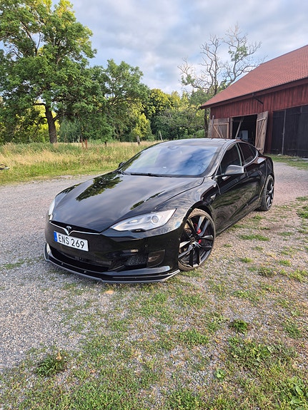 Tesla Model S 4 of 8