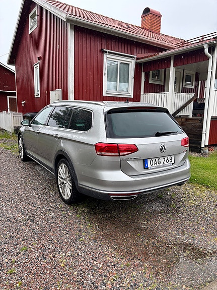 Volkswagen Passat Alltrack 2 of 5