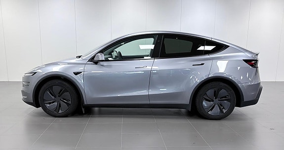 Tesla Model Y 5 of 19