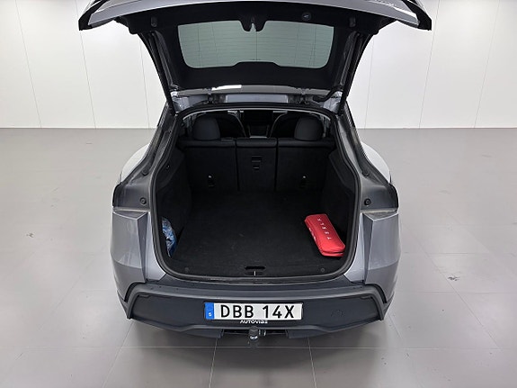Tesla Model Y 8 of 19