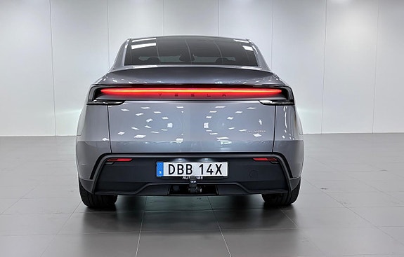 Tesla Model Y 7 of 19