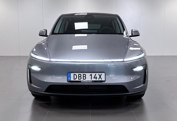 Tesla Model Y 3 of 19
