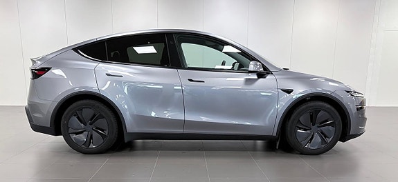 Tesla Model Y 4 of 19