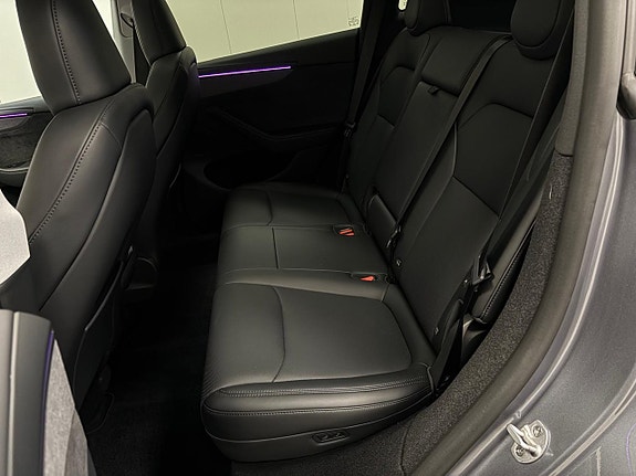 Tesla Model Y 10 of 19
