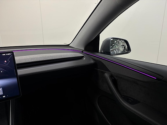 Tesla Model Y 13 of 19