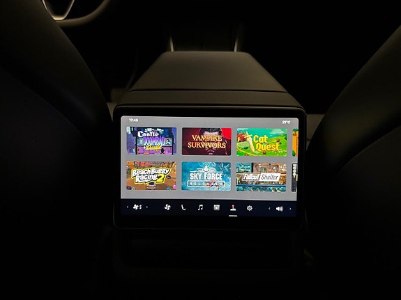Tesla Model Y 17 of 19