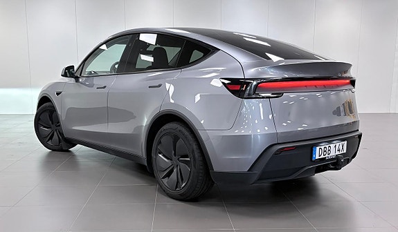 Tesla Model Y 6 of 19
