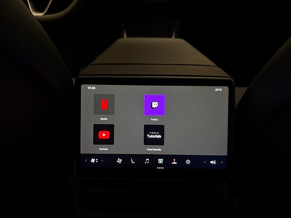 Tesla Model Y 16 of 19