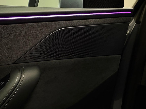 Tesla Model Y 15 of 19