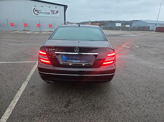 Mercedes-Benz C250 5 of 8