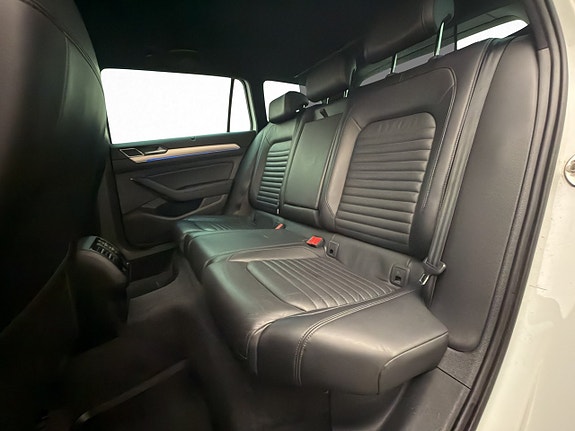 Volkswagen Passat 13 of 30