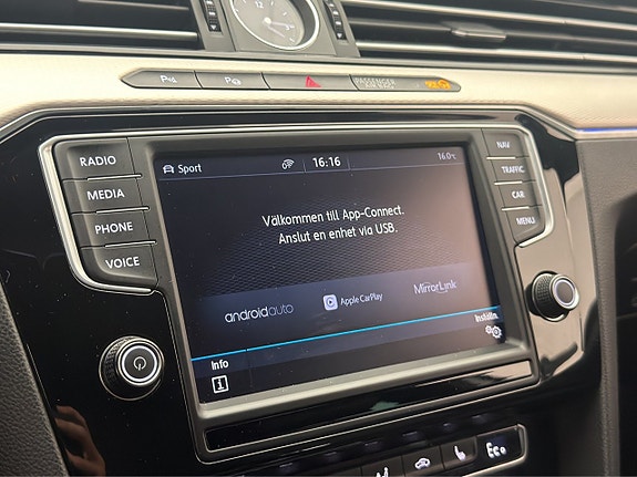 Volkswagen Passat 21 of 30