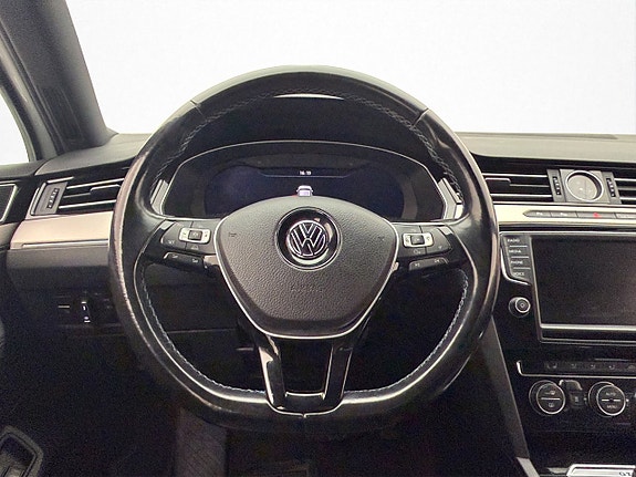 Volkswagen Passat 10 of 30