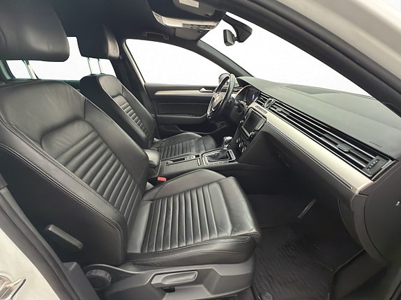 Volkswagen Passat 11 of 30