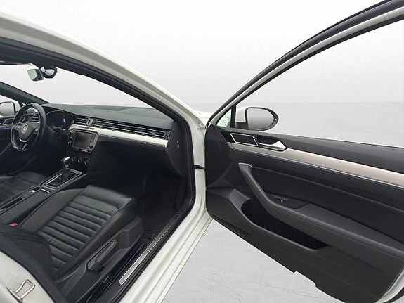 Volkswagen Passat 12 of 30