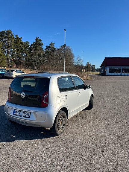 Volkswagen UP! 2 of 5