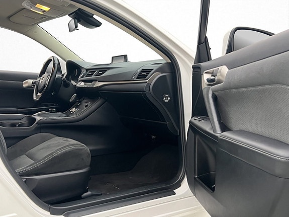 Lexus CT200h 12 of 26