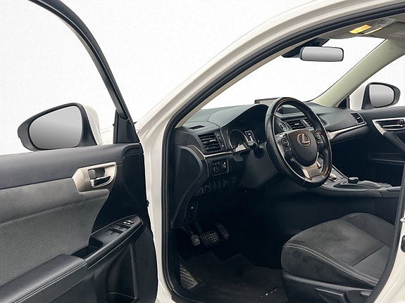 Lexus CT200h 8 of 26