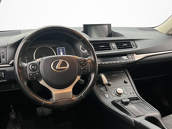 Lexus CT200h 10 of 26