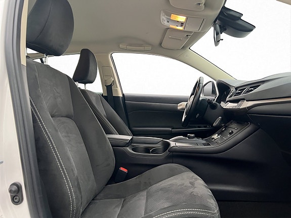 Lexus CT200h 11 of 26