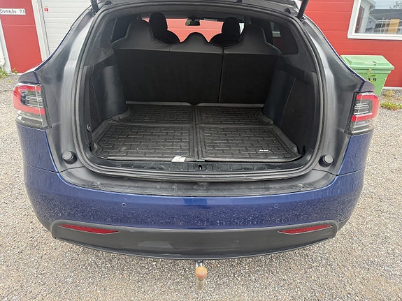 Tesla Model X 8 of 14