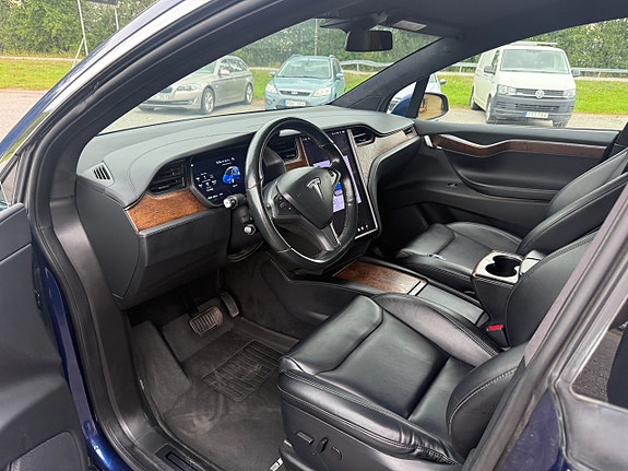 Tesla Model X 11 of 14