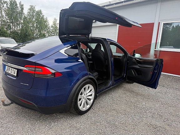 Tesla Model X 7 of 14