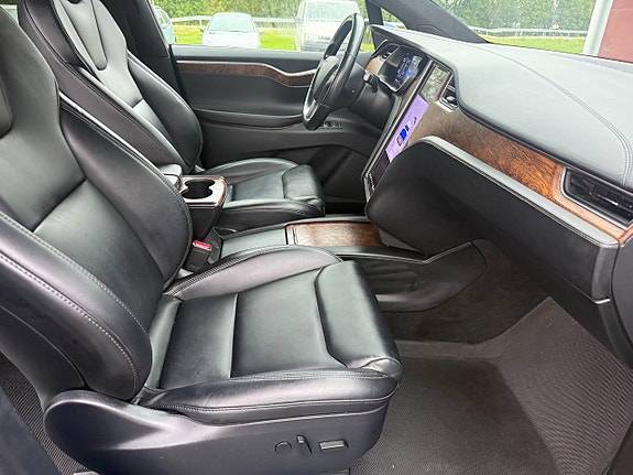 Tesla Model X 12 of 14