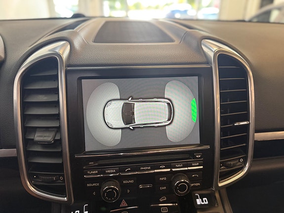 Porsche Cayenne 9 of 11