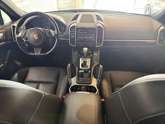 Porsche Cayenne 3 of 11
