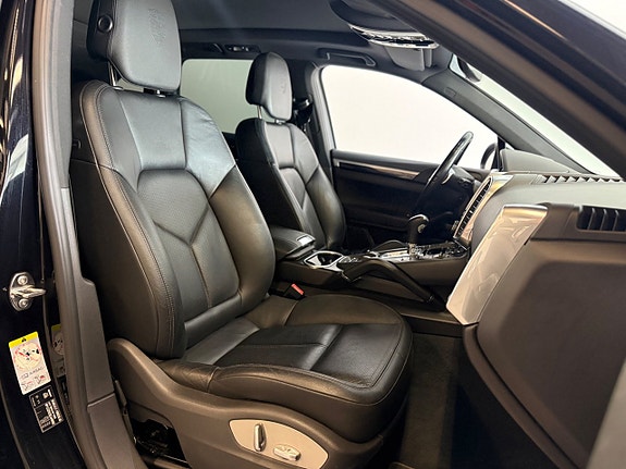 Porsche Cayenne 4 of 11