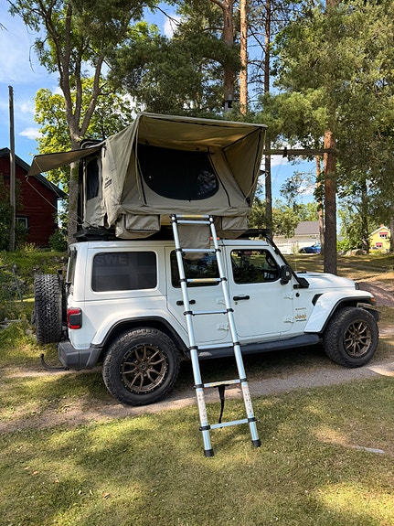 Jeep Wrangler Unlimited 2 of 3