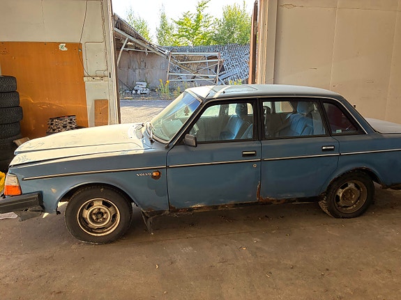 Volvo 240 2 of 15