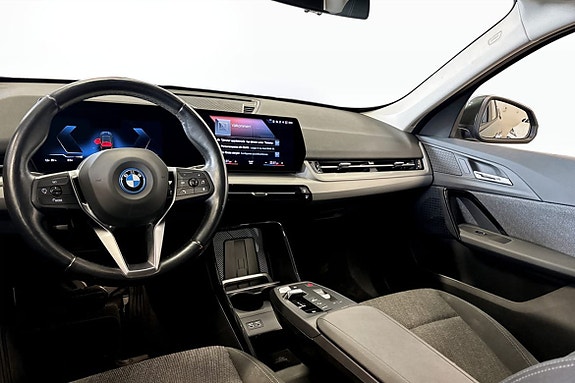 BMW iX1 4 of 9