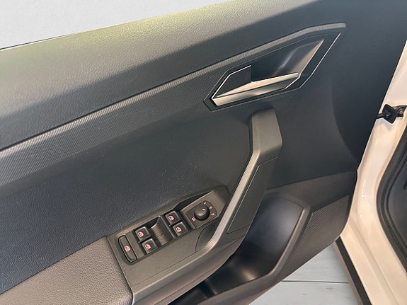 Seat Arona 8 of 17
