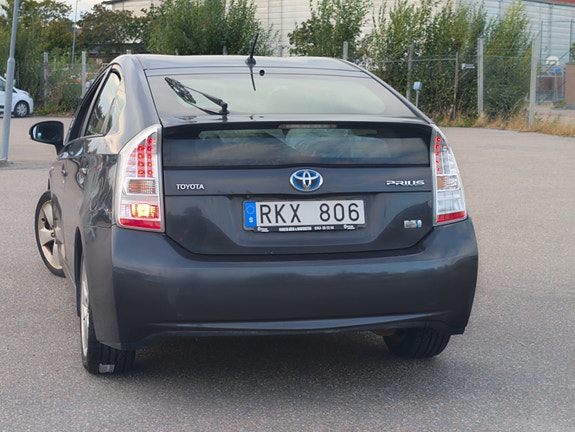 Toyota Prius 6 of 7