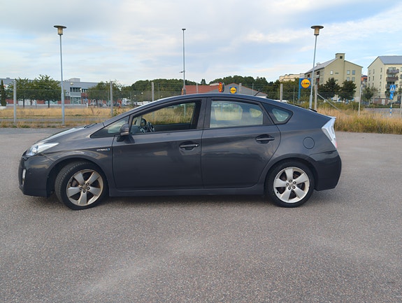 Toyota Prius 3 of 7