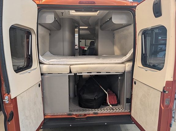 Adria Twin SPTitan 2 of 5
