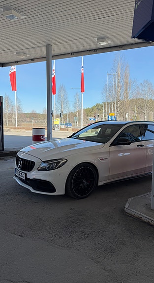 Mercedes-Benz C63 2 of 8