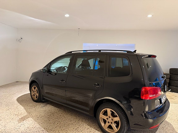 Volkswagen Touran 3 of 6