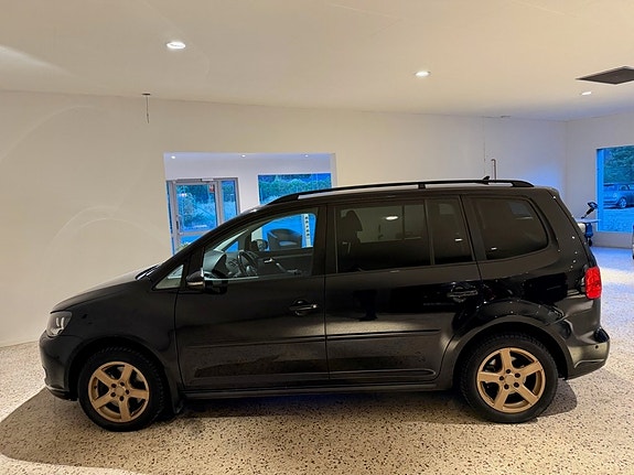 Volkswagen Touran 4 of 6