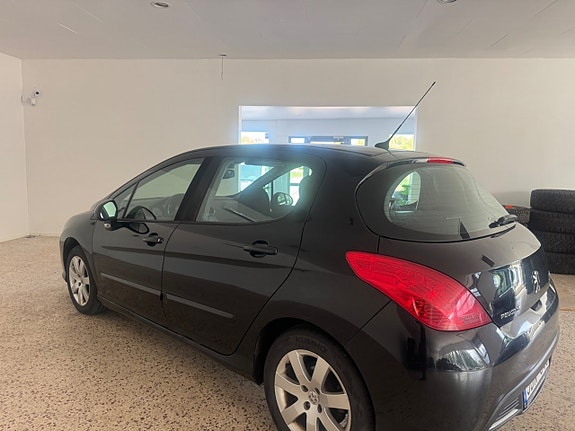 Peugeot 308 4 of 6