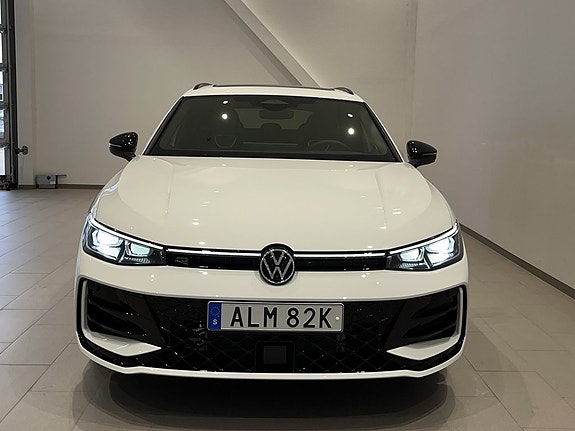 Volkswagen Passat 2 of 23
