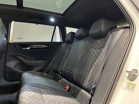 Volkswagen Passat 10 of 23
