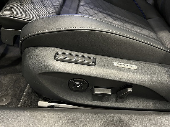 Volkswagen Passat 13 of 23
