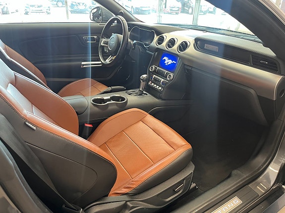 Ford Mustang 6 of 9