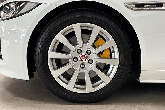 Jaguar XE 11 of 27