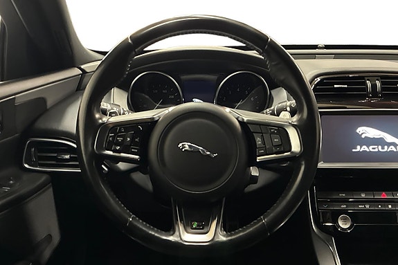Jaguar XE 16 of 27